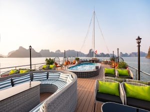 Jacuzzi-Sundeck-Aurora-halongcruise