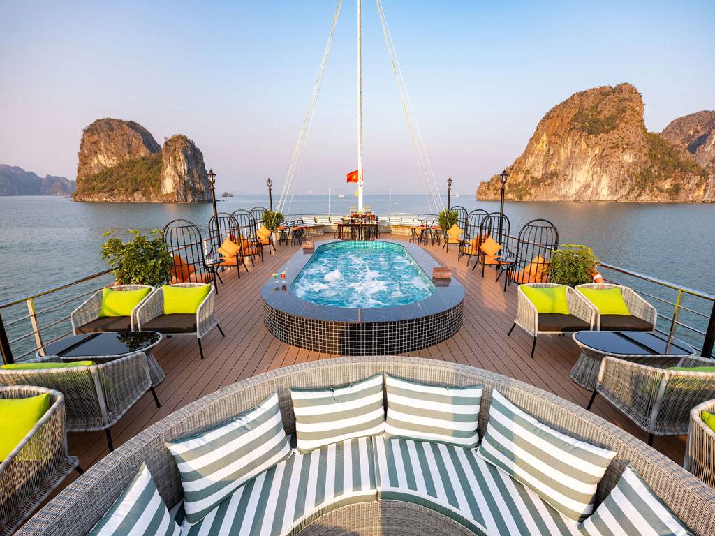 Sundeck-Aurora-halongcruise