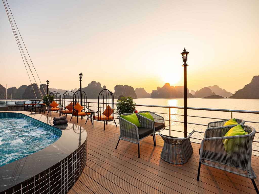 Sundeck-Aurora-halongcruise