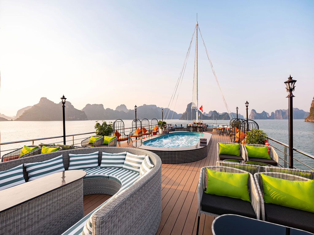 Jacuzzi-Sundeck-Aurora-halongcruise
