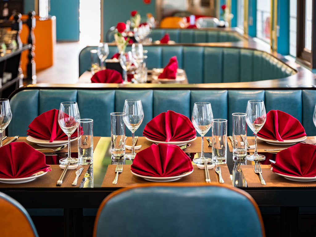 Restaurant- Aurora Halong Cruises