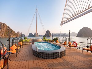Sundeck-Aurora-halongcruise