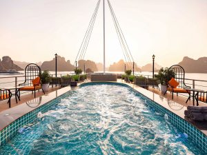 Jacuzzi-Sundeck-Aurora-halongcruise