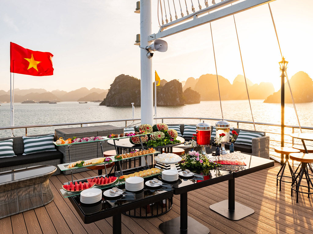 Sunset-party-Aurora-halongcruise