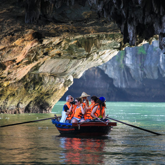 Bamboo-boat-aurora-Halong-cruises.565