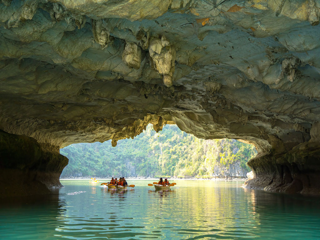 Luon-cave-Aurora-halongcruise