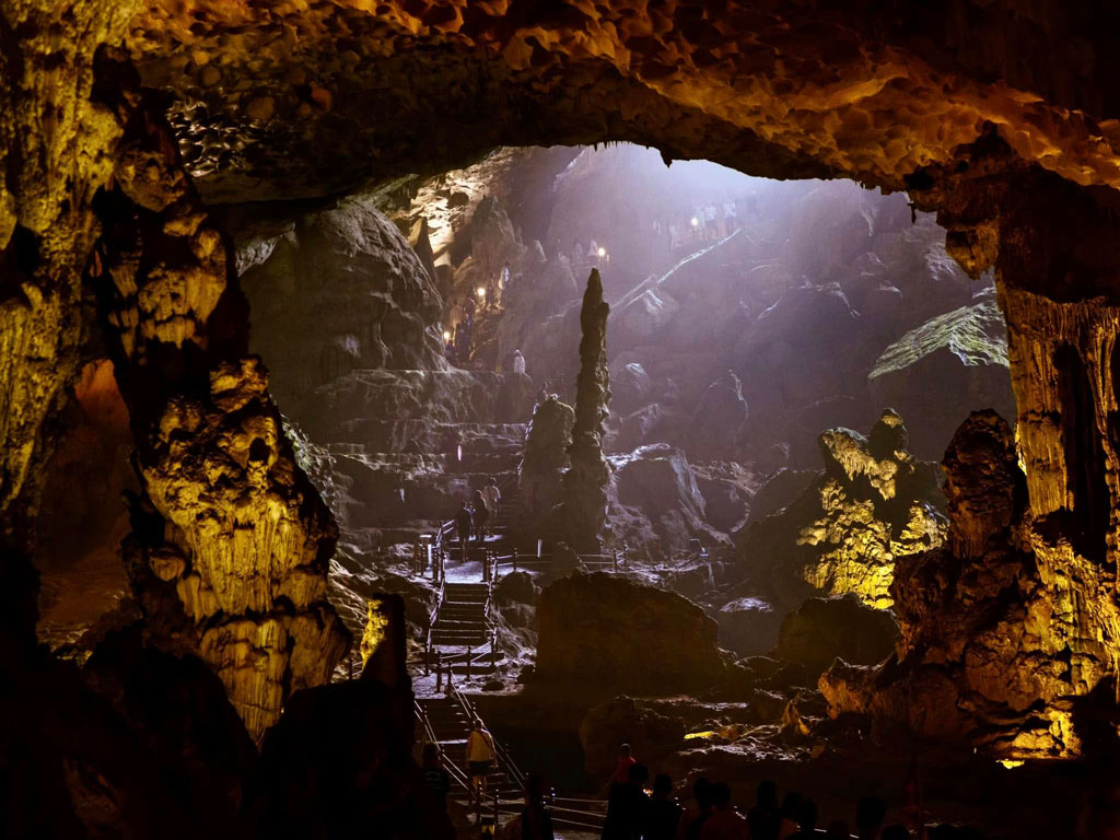 Sung-Sot-Cave-aurora-halong-cruises