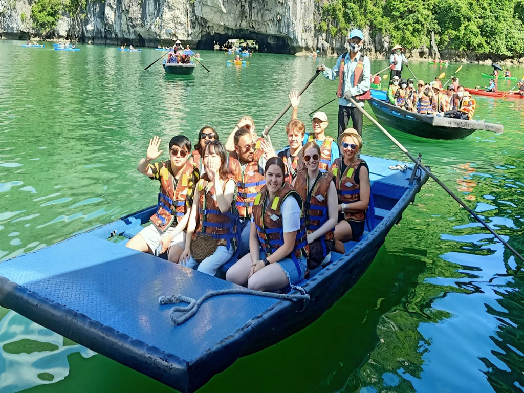 boat-Aurora-halongcruise