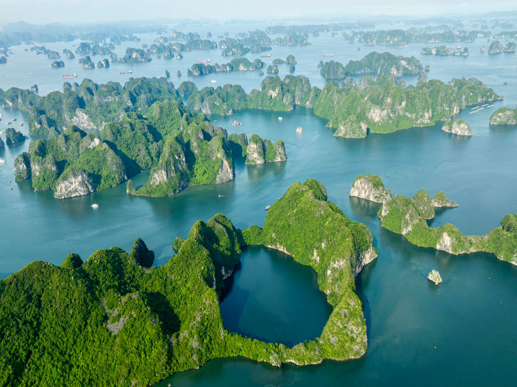view-halong-bay-aurora-halong-cruises