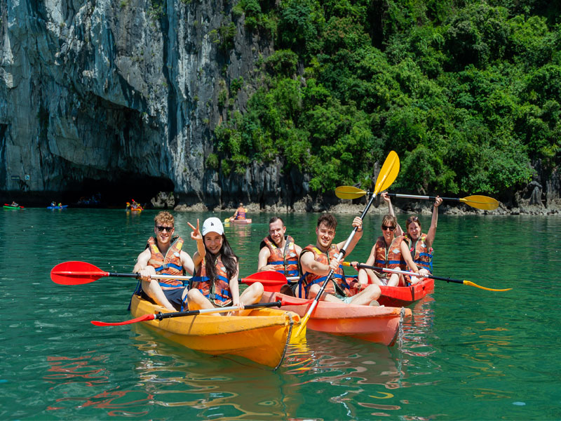 kayak1-aurora-Halong-cruises