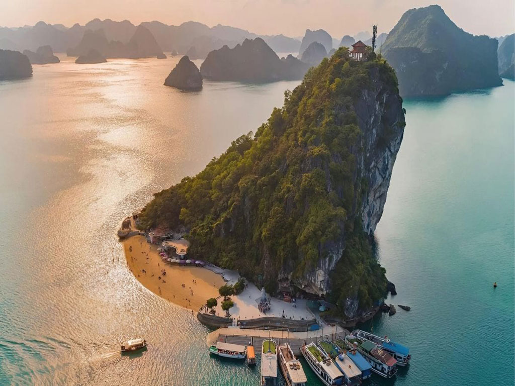 view-Titop-island-aurora-halong-cruises