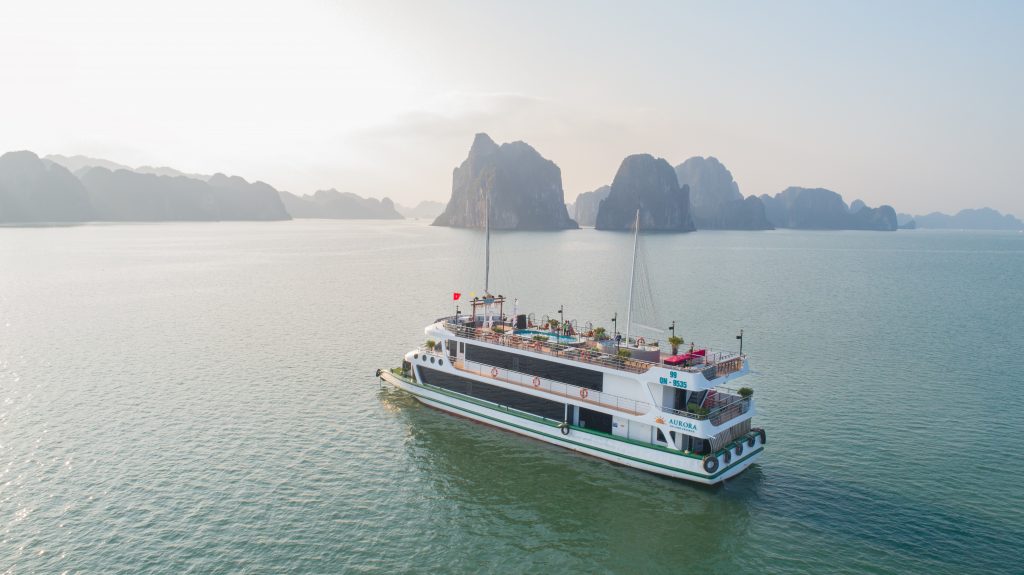 Aurora Halong Cruises: Trải nghiệm du thuyền 5 sao chuẩn quốc tế thăm Vịnh trong ngày.