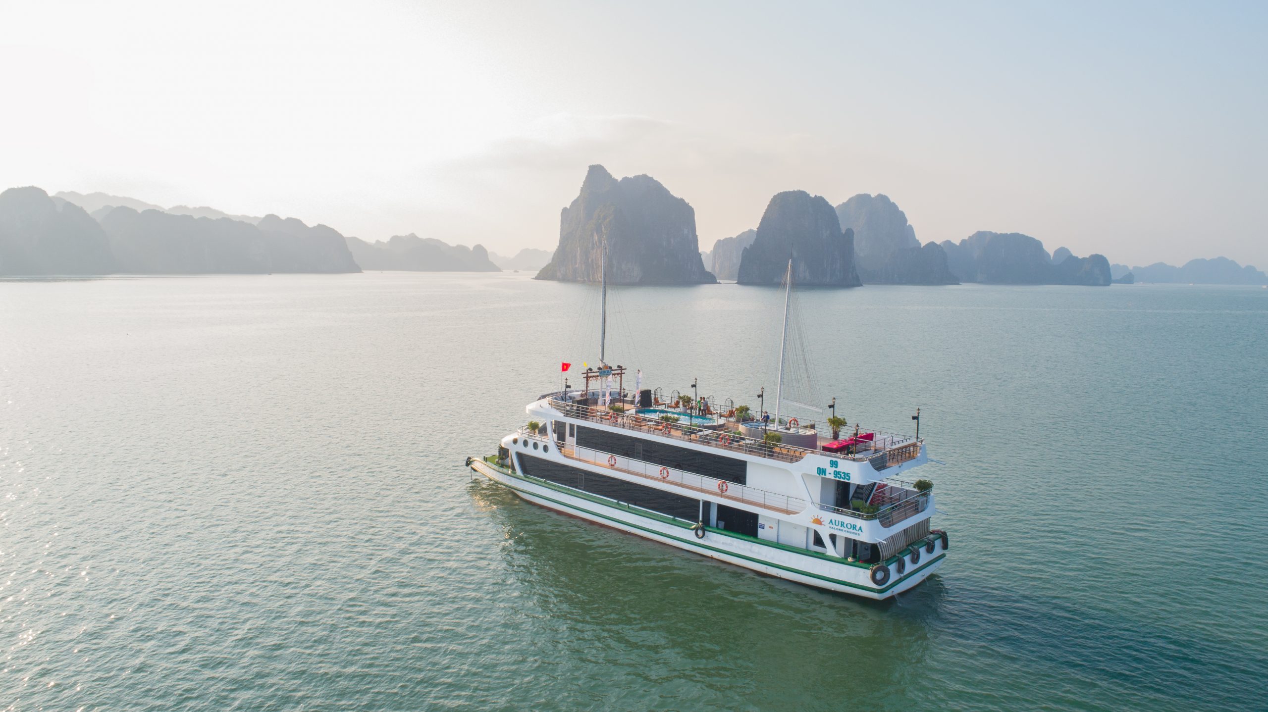 Aurora Halong Cruises: Trải nghiệm du thuyền 5 sao chuẩn quốc tế thăm Vịnh trong ngày.